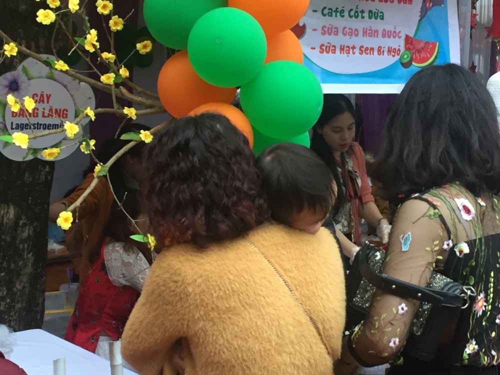 Ngủ ngon trên vai mẹ