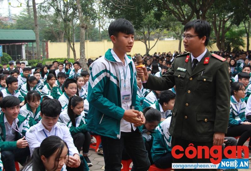 Cầu nối đưa pháp luật đến người dân