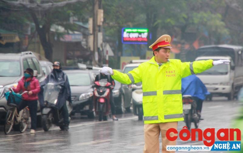 Lực lượng Cảnh sát Giao thông thực hiện phân luồng tại giao lộ giao thông