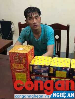 Đối tượng Trần Đại Nghĩa cùng tang vật tại cơ quan công an
