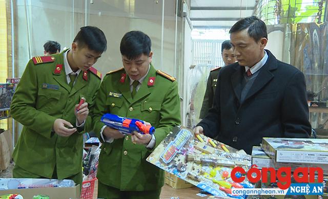 Lực lượng Công an kiểm tra phát hiện số lượng lớn đồ chơi trẻ em nguy hiểm