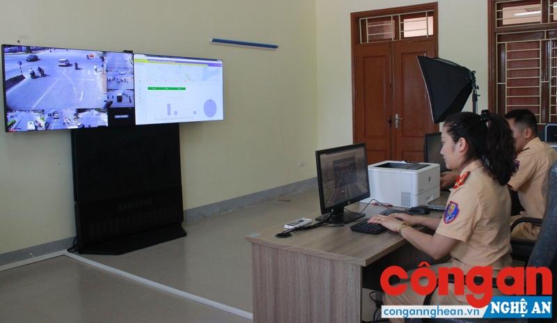 Cán bộ Trung tâm chỉ huy Phòng CSGT đường bộ, đường sắt Công an tỉnh theo dõi, giám sát giao thông qua hệ thống camera 