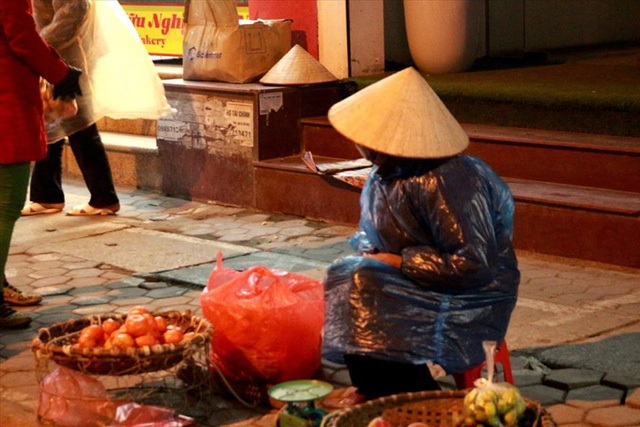 Người lao động “oằn mình” làm việc trong giá lạnh (Ảnh: Báo Lao động)