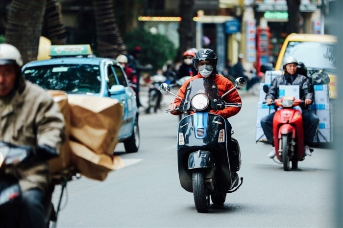Áo khoác, khăn quàng, khẩu trang hay bất kì phục trang nào có thể che chắn giữ ấm đều được tích cực sử dụng. (Ảnh: Báo Lao động)