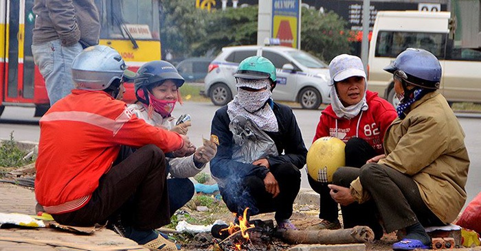 Người Hà Nội đốt lửa chống giá lạnh. (Ảnh: LĐ).