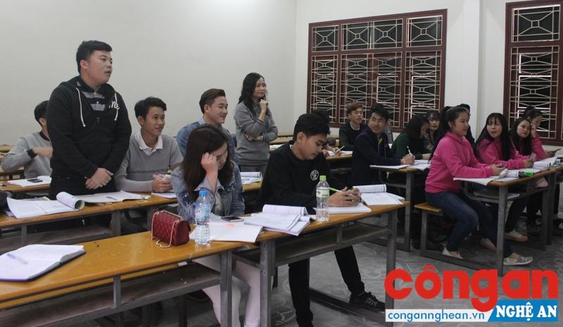 Thắm đượm tình hữu nghị của lớp học dạy tiếng Việt miễn phí cho sinh viên Lào