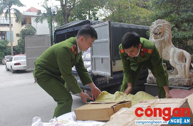 CA TP Vinh: Tiêu hủy 20 tấn hàng hóa, thực phẩm bẩn