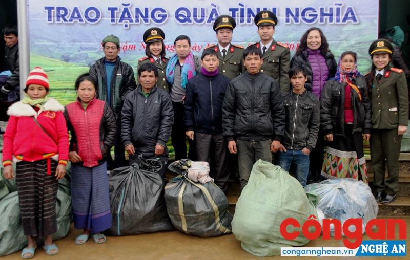 Trao tặng quà cho các em học sinh và gia đình có hoàn cảnh khó khăn tại xã Nậm Nhóong