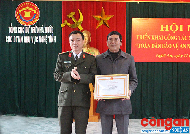 Trao thưởng về thành tích phong trào Toàn dân bảo vệ ANTQ năm 2017.