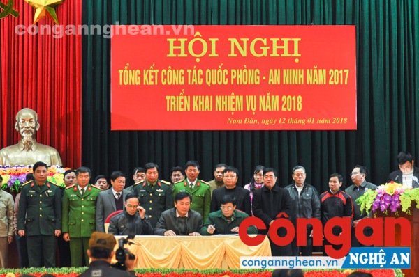 Đại diện các ban, ngành huyện Nam Đàn ký kết kế hoạch phối hợp thực hiện nhiệm vụ đảm bảo QP-AN năm 2018