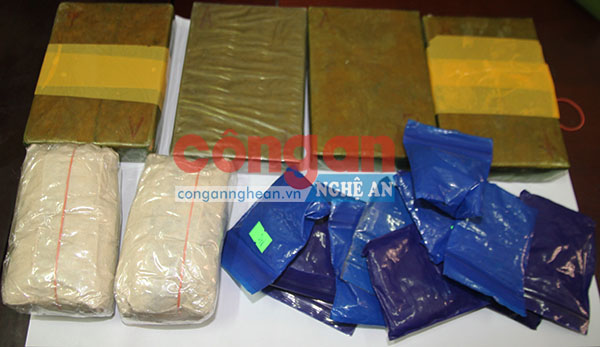 Tang vật bao gồm 5 bánh heroin, 6400 viên ma túy tổng hợp, 3 kg ma túy đá