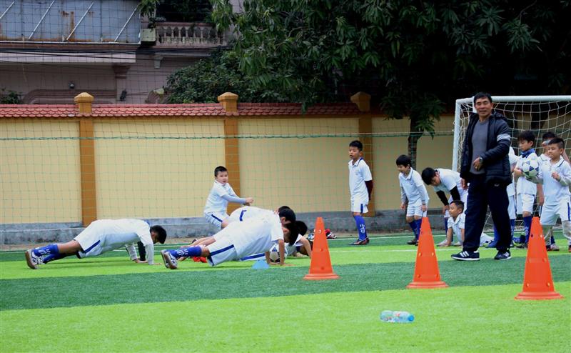 Các học viên hăng say tập luyện dưới sự hướng dẫn của các HLV nổi tiếng