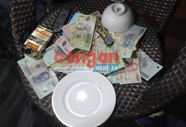 Vật dụng để các đối tượng tham gia trò chơi “đen đỏ”