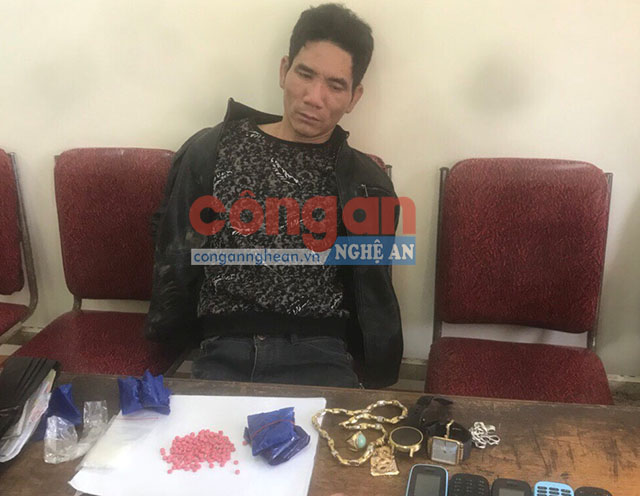 Đối tượng Nguyễn Viết Đường cùng tang vật vụ án