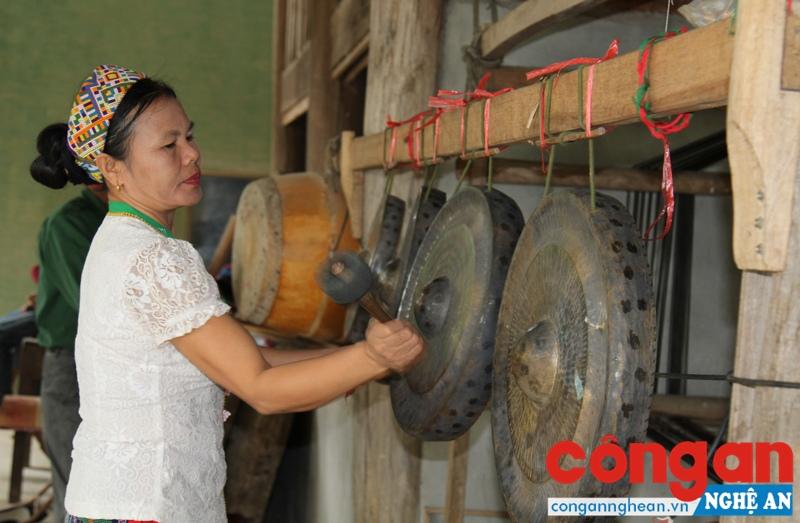 Tiếng cồng chiêng của đồng bào dân tộc Thái lưu luyến biết bao du khách gần xa