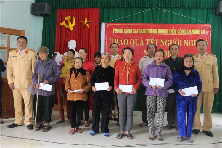 Phòng cảnh sát đường thủy Công an tỉnh trao quà tại Quỳ Hợp
