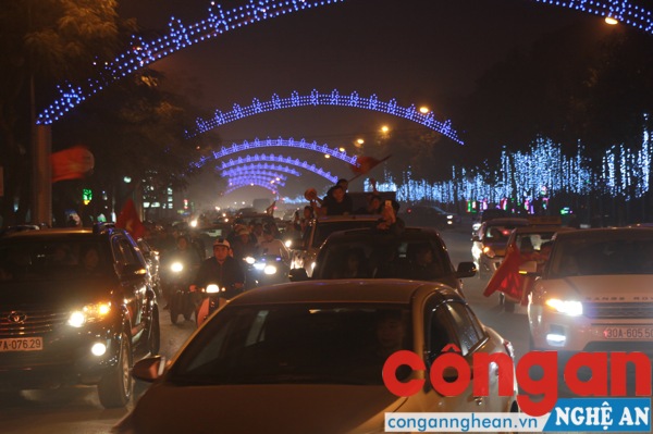 Clip người dân TP Vinh diễu hành mừng U23 VN chiến thắng