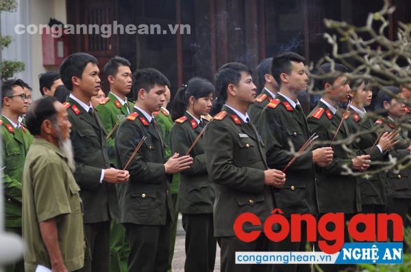 Công an huyện Nam Đàn: Dâng hương tại Khu lưu niệm cố Bộ trưởng Trần Quốc Hoàn
