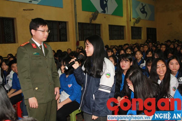 Nhiều câu hỏi được học sinh tham gia với sự hiểu biết của mình