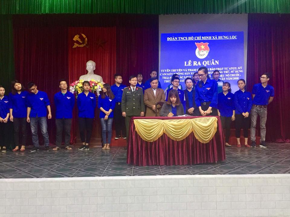 Ký cam kết không vi phạm về phòng, chống pháo trong dịp tết các cơ sở đoàn viên trong xã Hưng Lộc, TP Vinh