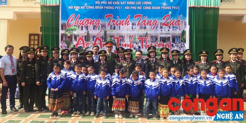 Hội phụ nữ trao tặng gần 400 áo ấm cho các em nhỏ