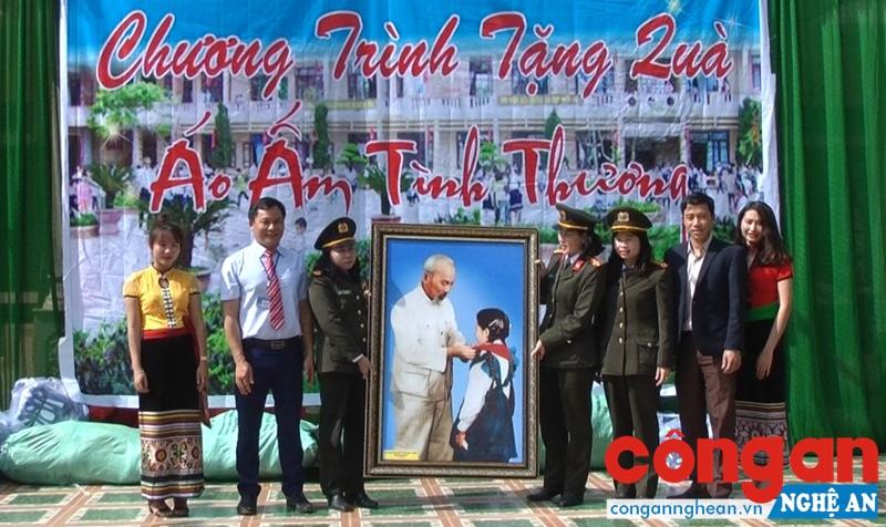 Tặng Nhà trường ảnh kỉ niệm