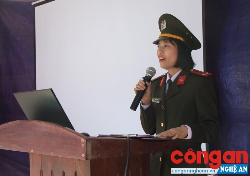 Hội viên Hội phụ nữ đang tuyên truyền đến các em học sinh về vấn đề “Xâm hại tình dục trẻ em”