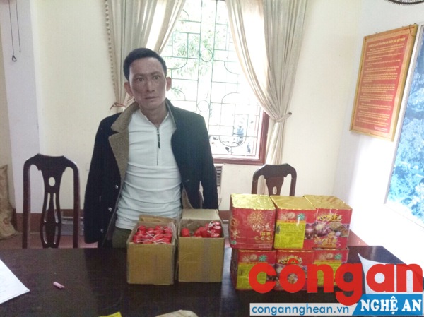 Đối tượng cùng tang vật tại cơ quan công an
