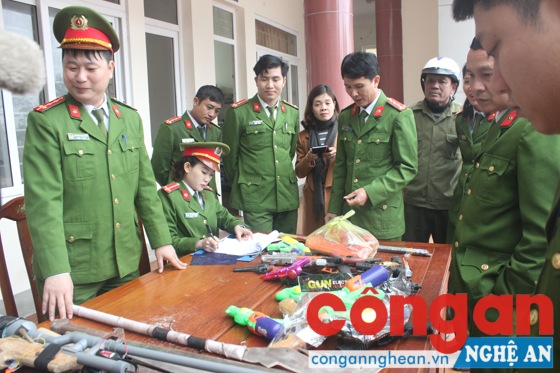 Công an TX Cửa Lò tiếp nhận vũ khí, vật liệu nổ, công cụ hỗ trợ, pháo và đồ chơi nguy hiểm bị cấm do người dân giao nộp