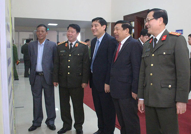 Các đại biểu trao đổi bên lề Hội nghị