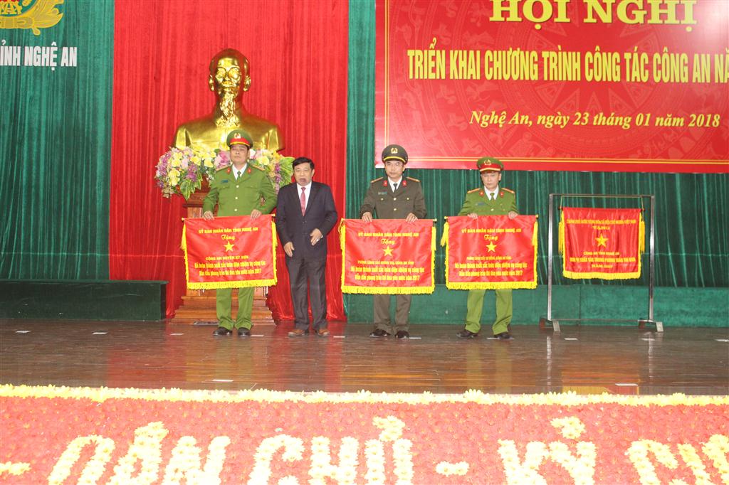 Trao Cờ thi đua của Ủy ban nhân dân tỉnh cho Công an các đơn vị, địa phương