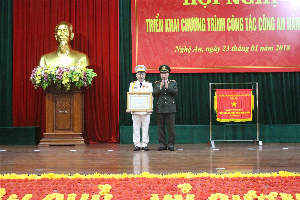 Trao Huân chương chiến công hạng Ba cho 1 cá nhân Phòng CSĐTTP về Ma túy