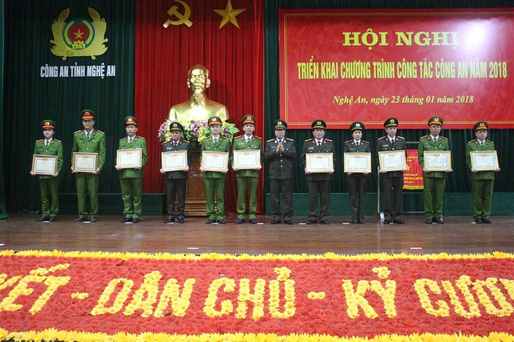 Trao danh hiệu Chiến sỹ thi đua toàn lực lượng giai đoạn 2014-2016