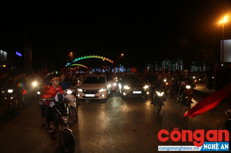 Hàng nghìn người hâm mộ đổ ra đường reo hò, ăn mừng chiến thắng. Khắp các tuyến phố trung tâm thành phố Vinh là biển người cùng sắc đỏ rực rỡ.