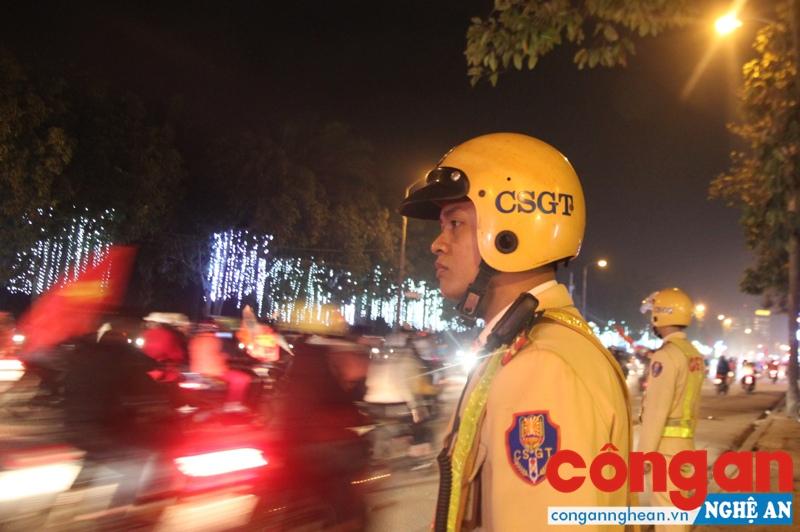 Công tác ứng trực được lực lượng công an đảm bảo ở mức cao nhất đề phòng các đối tượng quá khích lợi dụng người dân ăn mừng để tổ chức đua xe.