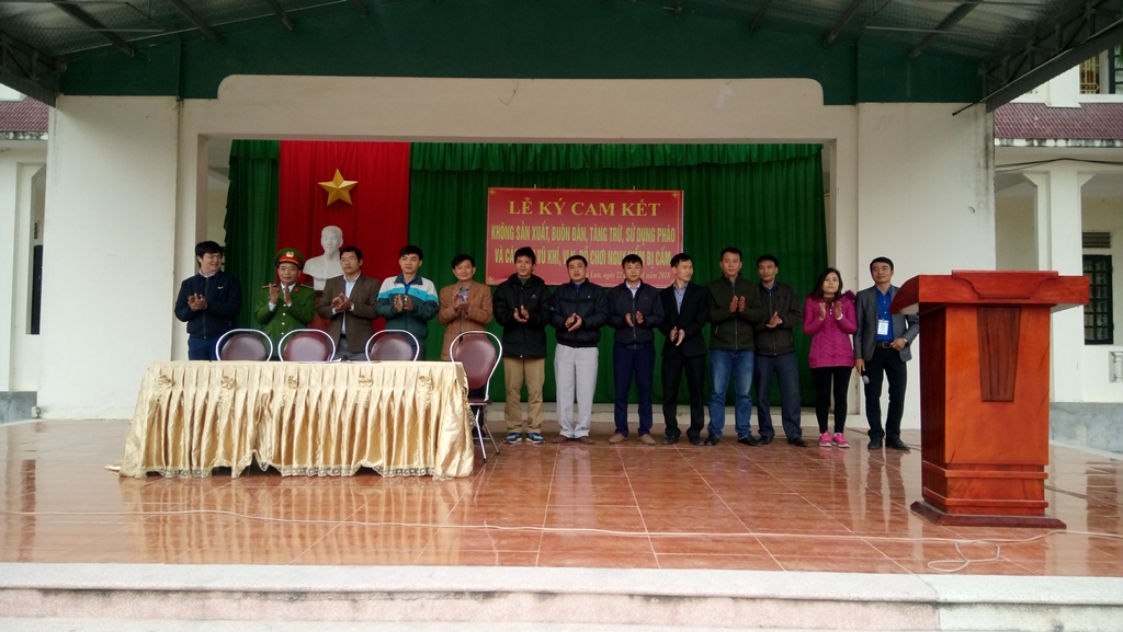 Công an huyện và đại diện lãnh đạo các nhà trường ký cam kết