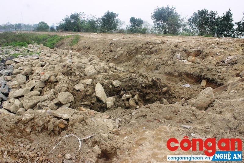 Khối lượng đá dự trữ phòng, chống lụt bão do Hạt Quản lý đê Vinh quản lý đã bị bơm cát san lấp 