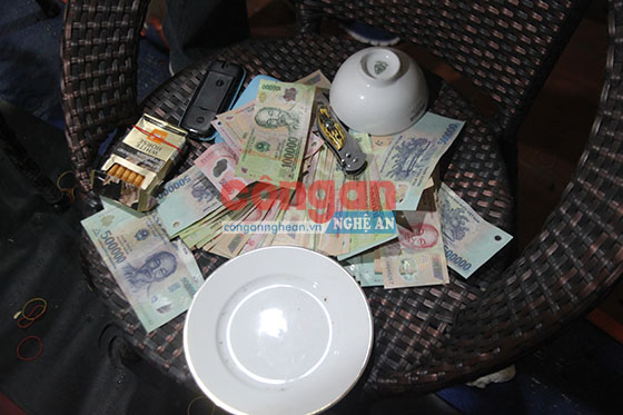 74 con bạc cùng tang vật bị lực lượng chức năng bắt giữ