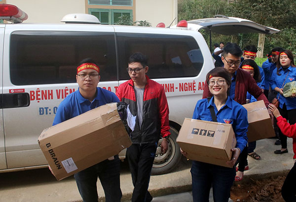Vận chuyển máy móc, trang thiết bị của Bệnh viện Đa khoa TP Vinh lên xã biên giới Tam Hợp để khám, chữa bệnh miễn phí cho bà con nhân dân
