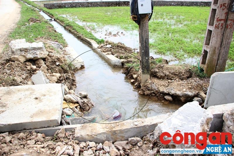 Cho rằng cống điều tiết nước quá nhỏ so với diện tích ruộng, người dân tự ý phá hủy khi cống vừa mới lắp đặt