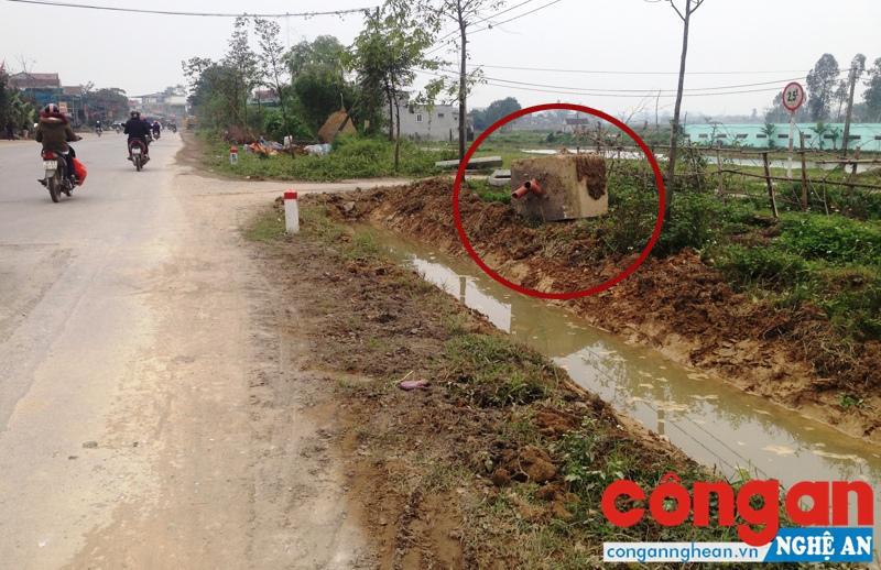 Một cột móng bê tông của hệ thống chiếu sáng bị đào lên bên vệ đường