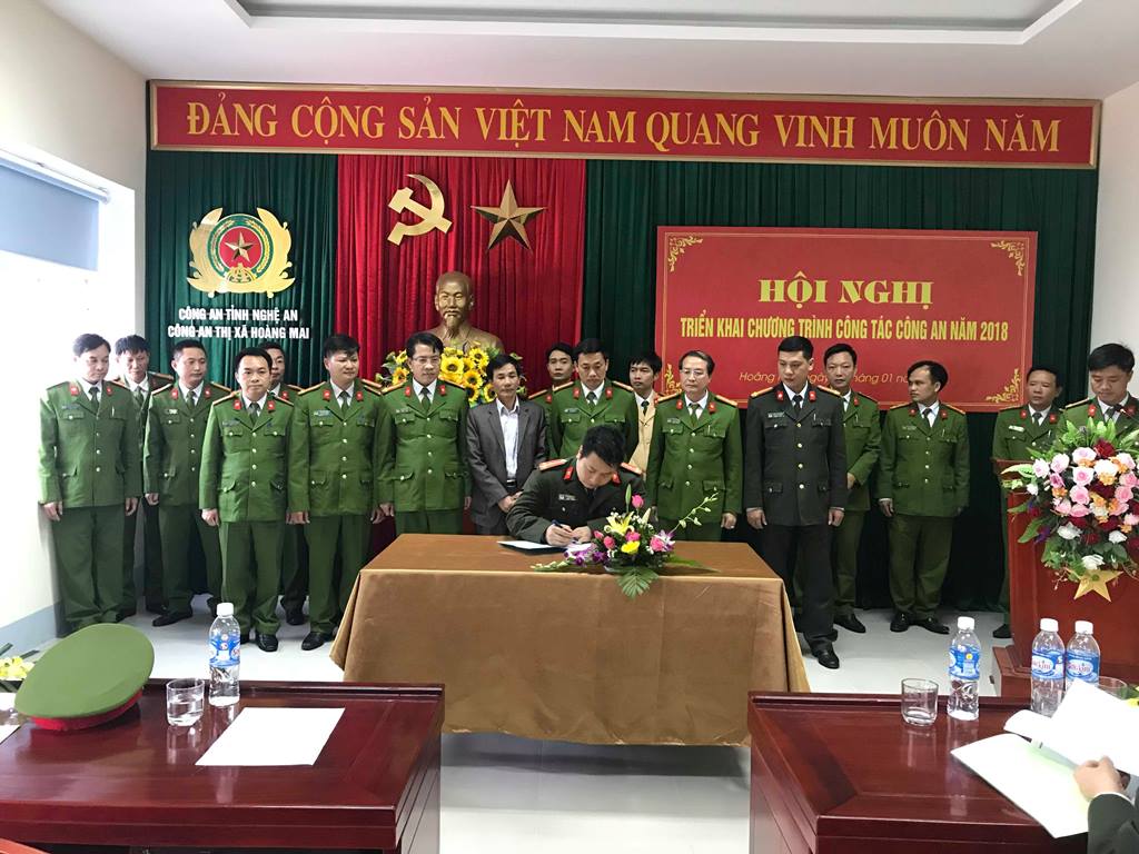 Đại diện lãnh đạo, chỉ huy ký kết giao ước thi đua năm 2018
