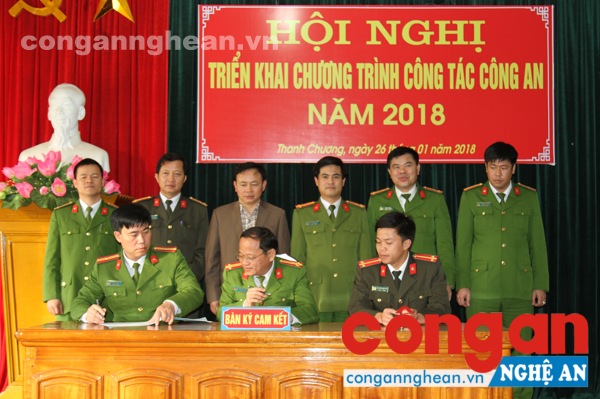 Đại biểu chứng kiến các đội kí giao ước thi đua