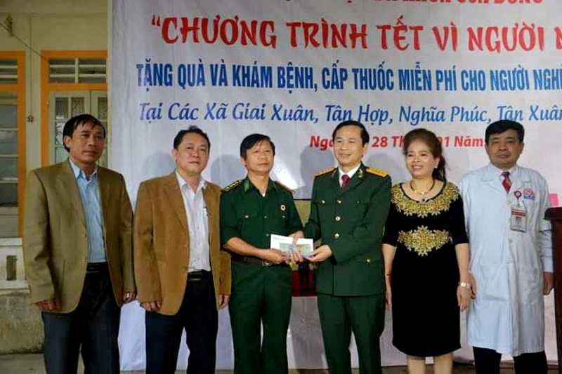 Trao quà cho các cựu chiến binh và bà con có hoàn cảnh khó khăn trên địa bàn.