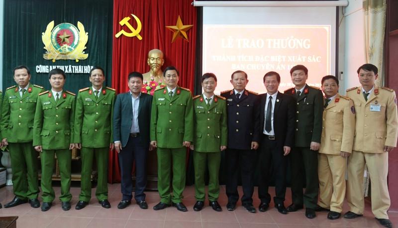 Các đại biểu chụp ảnh lưu niệm