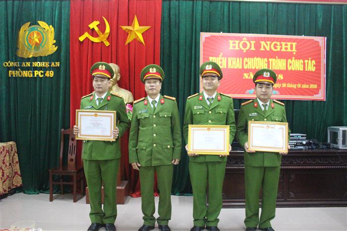 Trao Giấy khen của Giám đốc Công an tỉnh cho các cá nhân