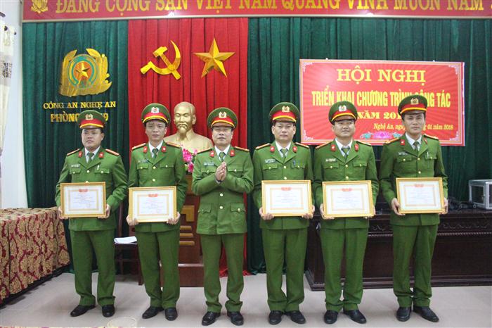 Trao Danh hiệu Chiến sỹ thi đua cơ sở năm 2017