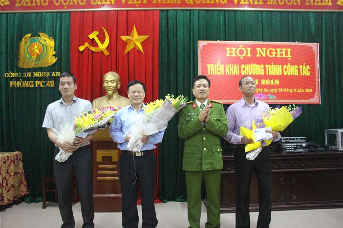 Tặng quà lưu niệm cho các đồng chí lãnh đạo đã nghỉ hưu, những cán bộ chỉ huy từng công tác tại Phòng Cảnh sát Môi trường
