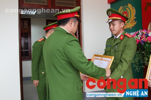 Bằng khen, Giấy khen của Bộ Công an, UBND tỉnh, Giám đốc Công an tỉnh được trao cho các cá nhân có thành tích xuất sắc trong năm 2017