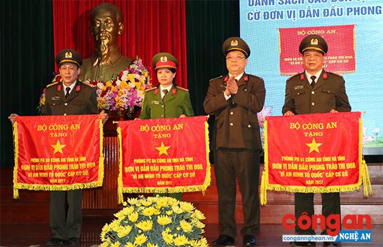 Phòng Hậu cần - Kỹ thuật (ngoài cùng bên trái) nhận Cờ thi đua của Bộ Công an